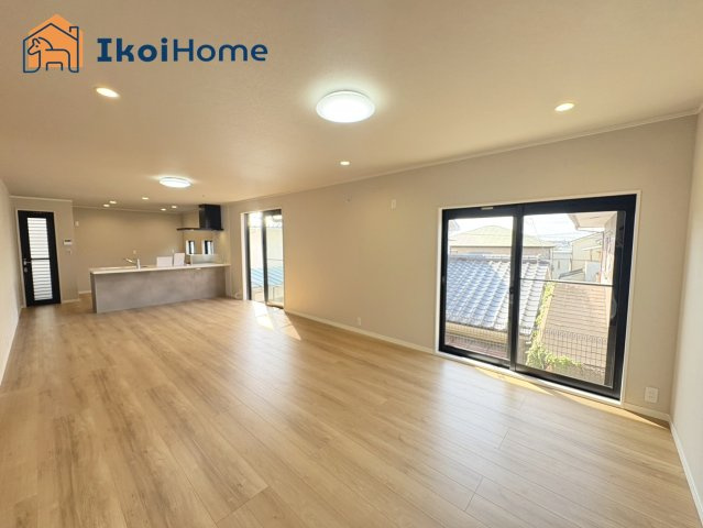 明石市魚住町金ケ崎　中古戸建の居間・リビング|【ホームページに現地動画掲載中】●年中無休：当日予約可●LDK23.5帖！クロス貼替、床もピカピカ