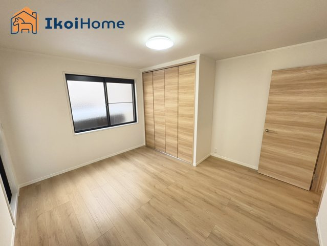 明石市魚住町金ケ崎　中古戸建の内装|【ホームページに現地動画掲載中】●年中無休：当日予約可●2階洋室8.1帖のお部屋2採光で収納もあり！