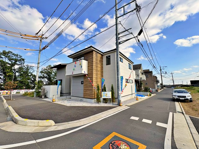 《仲介手数料半額》所沢市上安松13期の外観|約27帖超の大空間LDKが最大の魅力！家具を置いても開放感たっぷりでご家族の会話も弾みます。約8.7帖の主寝室は大型WIC付き。綺麗な区画整理地内に位置し、ソコラ所沢も徒歩圏内で生活便利です！