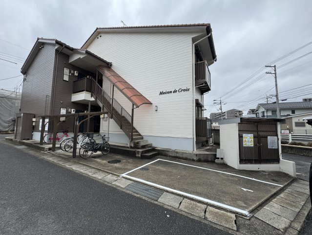メゾンドゥクロワの駐車場