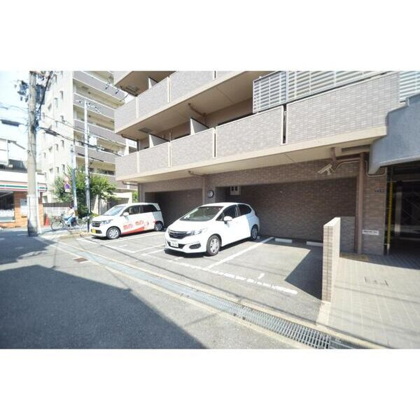 サンピリア小阪の駐車場