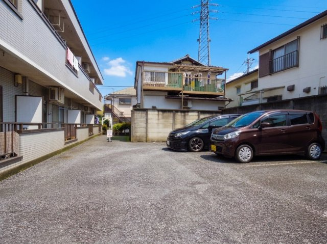クレスト新秋津の駐車場