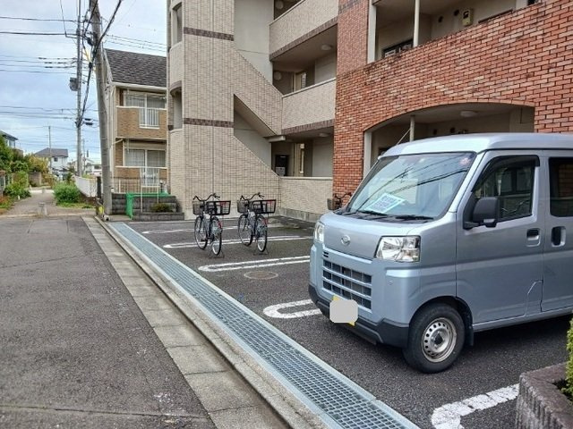 オネスティ　ユー　カレントの駐車場