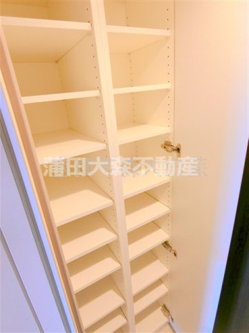 イプセ蒲田Ⅲの設備|玄関収納　シューズボックス