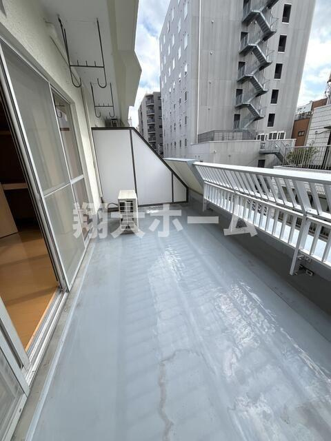奥浅草妙見屋ビルのバルコニー