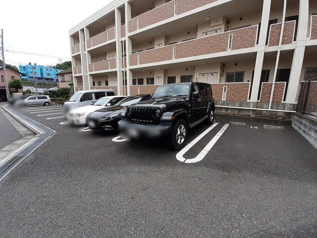 サンリット　グローヴの駐車場