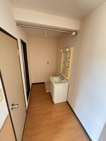 メゾンKAZUⅠの独立洗面台|独立洗面台、小物を置くことができて便利です