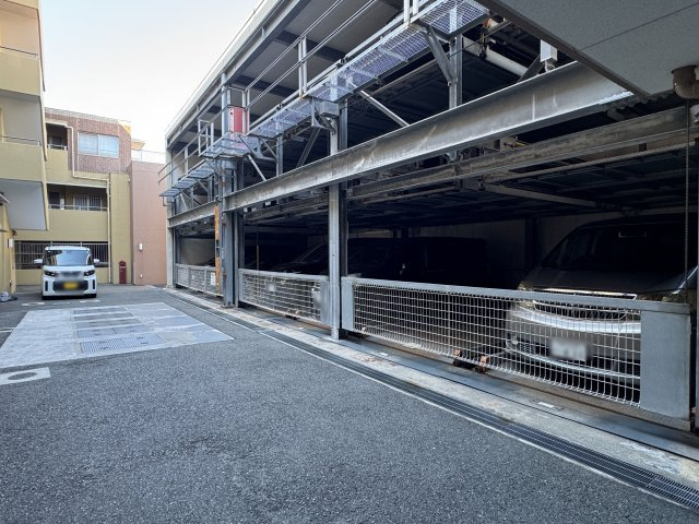 ワコーレヴィサージュ朝霧の駐車場