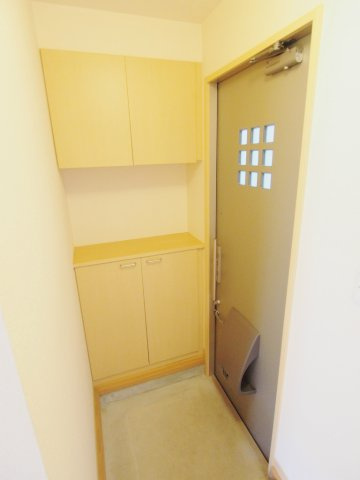 メルシイ府中 A棟の玄関