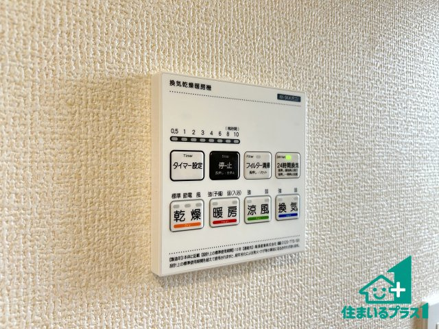●奈良市南新町　新築一戸建ての居間・リビング|シンプルなリビングは、観葉植物等のインテリアを楽しめますね！パパ好みにも、ママ好みにも家具次第で雰囲気を変えることができます！