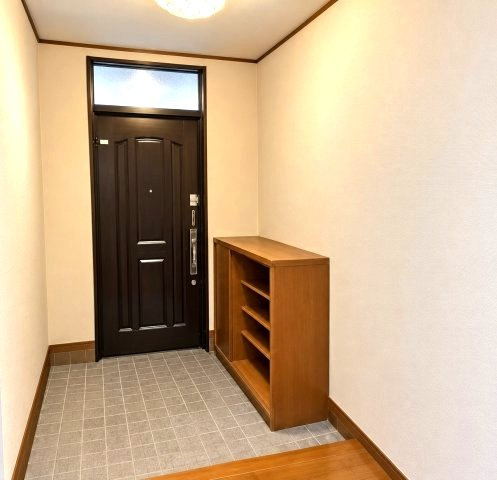 南宮町の玄関|2階玄関
(家具等の削除および画質・明るさの調整を行っています)