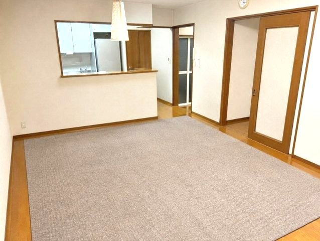 南宮町の居間・リビング|キッチンワークしながら大切な家族との会話を楽しむ。家族のコミュニケーションが生まれるキッチンです
(家具等の削除および画質・明るさの調整を行っています）