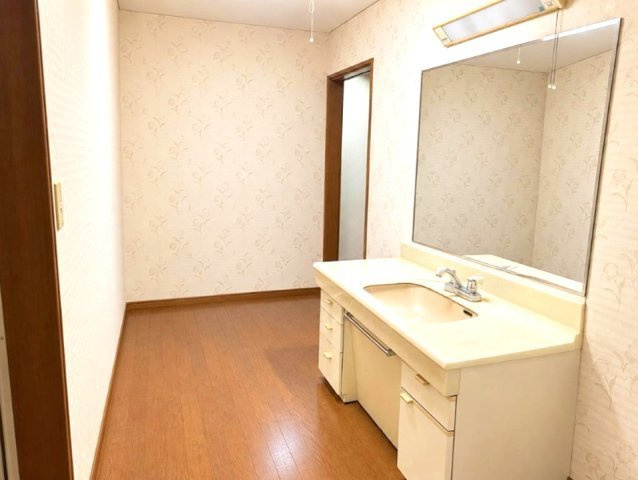 南宮町の独立洗面台|ゆとりの洗面スペースで朝の身支度もスムーズに
(家具等の削除および画質・明るさの調整を行っています）