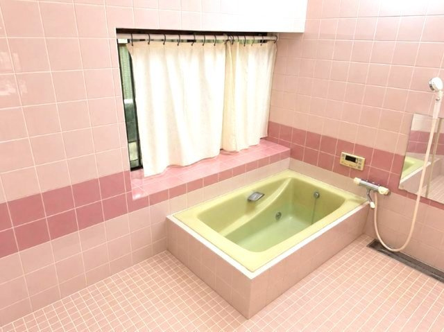 南宮町の浴室|一日の疲れを癒してくれる場所なので、快適に過ごして頂く為にゆったりサイズのバスタブ。空気が籠らない様に小窓も設置しております。
(家具等の削除および画質・明るさの調整を行っています）
