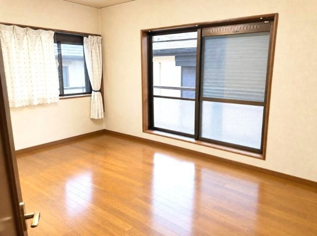 南宮町の洋室|2階洋室
たっぷりの陽射しを確保する2面採光です
(家具等の削除および画質・明るさの調整を行っています)