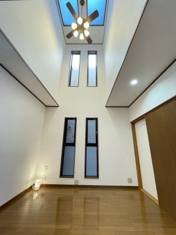 リビング・玄関吹き抜けで開放感あり☆全居室６帖以上の４ＬＤＫ☆ウッドデッキ付き☆伏見区桃山町遠山の居間・リビング|リビング吹抜け
