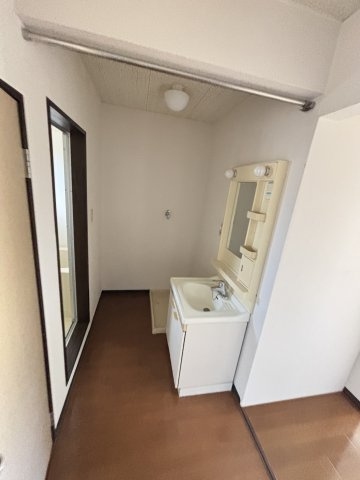 メゾンKAZUⅡの独立洗面台|独立洗面台、小物を置くことができて便利です