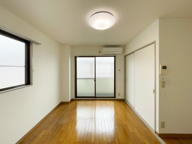 絹川ハイツの洋室|バルコニーに面した洋室7帖