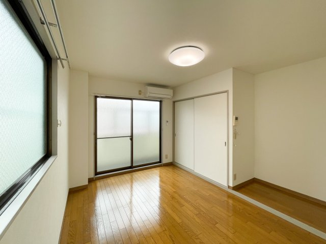 絹川ハイツの洋室|窓があり明るい洋室