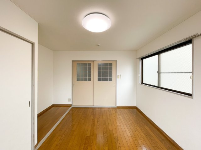 絹川ハイツの洋室|洋室からDK方向