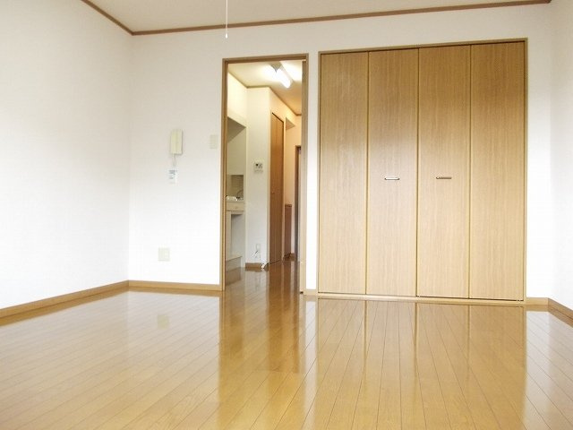 アーバンヒルズの内装|明るい色調の室内です