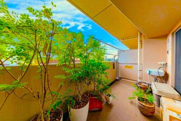 シャールレーク大井桜通りのバルコニー|嬉しいスロップシンク付き。植物にお水をあげるのも楽々です。