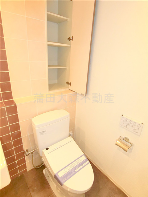 イプセ多摩川緑地のトイレ|棚収納と温水暖房便座付きのトイレ