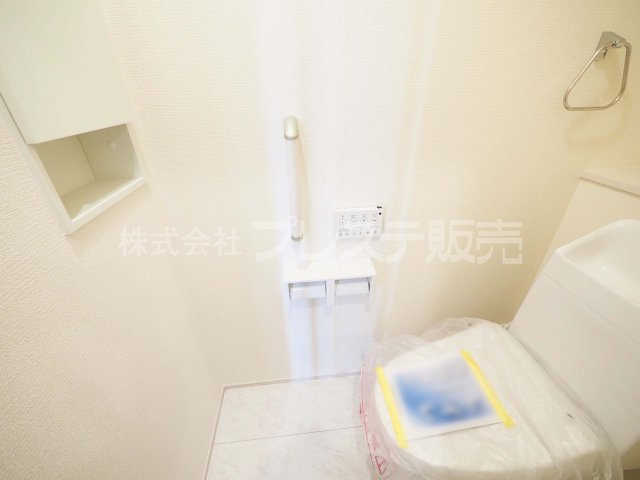 奈良市南新町の新築一戸建 全３区画の洗面所|現地写真（１号地洗面）シャワー付き洗面化粧台