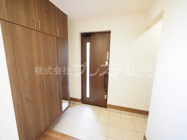 奈良市南新町の新築一戸建 全３区画の玄関|現地写真（１号地玄関）玄関収納・シューズクロークのある玄関です♪電子ロック＆ディンプルキーを採用！