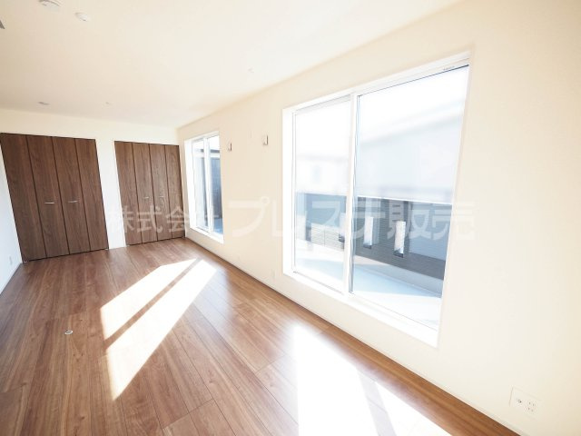 奈良市南新町の新築一戸建 全３区画の洋室|現地写真（１号地２階洋室）ライフステージの変化に応じて、２部屋に分割もできます。
