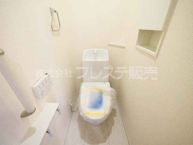 奈良市南新町の新築一戸建 全３区画のトイレ|現地写真（１号地２階トイレ）温水洗浄便座を標準装備！