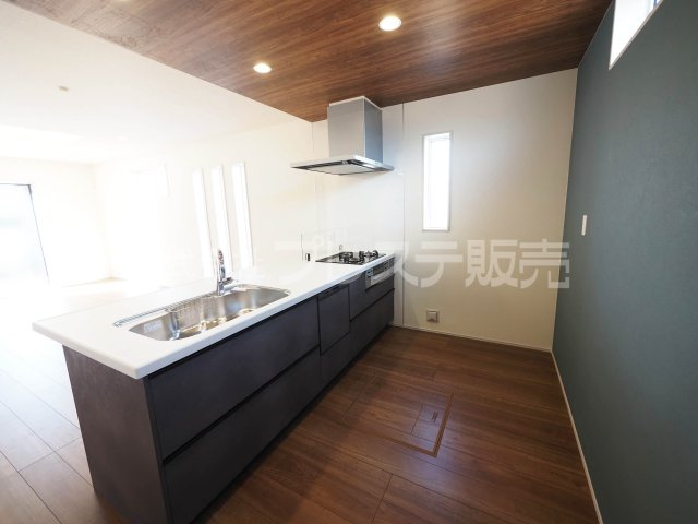奈良市南新町の新築一戸建 全３区画のキッチン|現地写真（１号地キッチン）人気のフルフラットキッチン♪食器洗い乾燥機＆浄水器を標準装備！