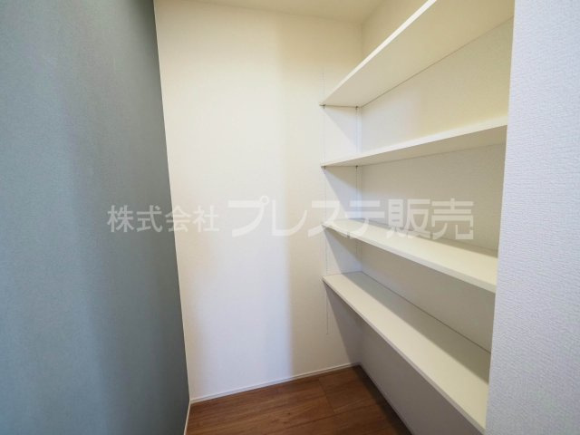 奈良市南新町の新築一戸建 全３区画のキッチン|現地写真（１号地キッチン）人気のフルフラットキッチン♪食器洗い乾燥機＆浄水器を標準装備！