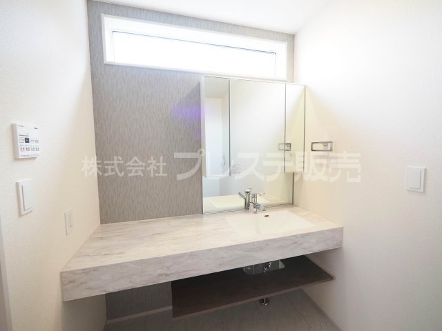奈良市南新町の新築一戸建 全３区画の洗面所|現地写真（１号地洗面）シャワー付き洗面化粧台