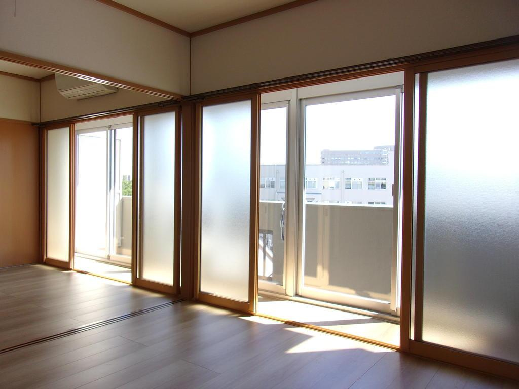 寄居マンションの居間・リビング