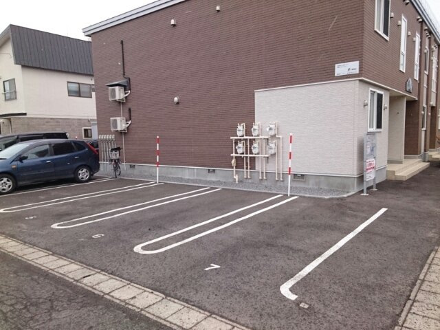 ひまわりの駐車場|車をお持ちの方に嬉しい駐車場付きの物件です