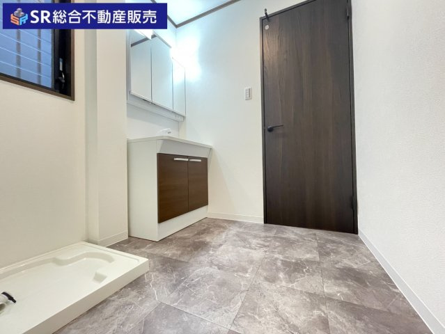 菱屋東1丁目中古戸建の脱衣所|室内洗濯機置場もあり使いやすい脱衣場です♪