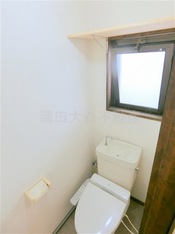 第25シンエイビルのトイレ|窓と温水洗浄便座付きのトイレ　