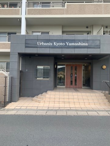 アーバニス京都山科のエントランス