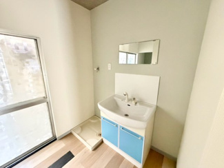 【独立洗面台】 | 大野芝町　中古戸建 | ゆとりのある洗面室です！大きな窓のある洗面所で明るく気持ちがいいですよ！