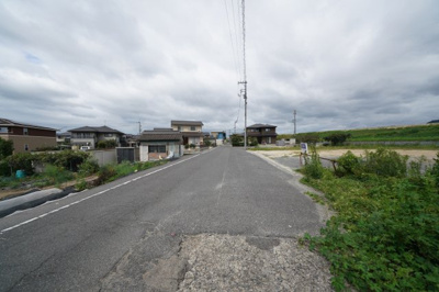 【前面道路含む現地写真】 | 倉敷市真備町川辺（市街化区域）の分譲地や資材置き場 | 前面道路は8.5ｍとかなり広い道路となっています。