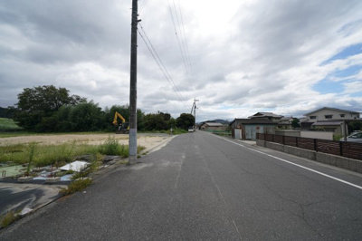 【前面道路含む現地写真】 | 倉敷市真備町川辺（市街化区域）の分譲地や資材置き場 | 前面道路は8.5ｍとかなり広い道路となっています。