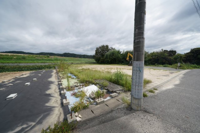 【外観】 | 倉敷市真備町川辺（市街化区域）の分譲地や資材置き場 | 川沿いの静かな土地です。資材置き場として使われていました。
