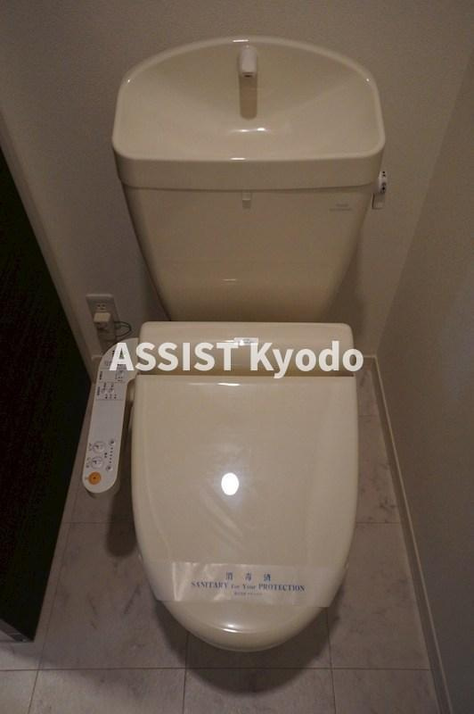 世田谷区世田谷１丁目の賃貸マンションのトイレ