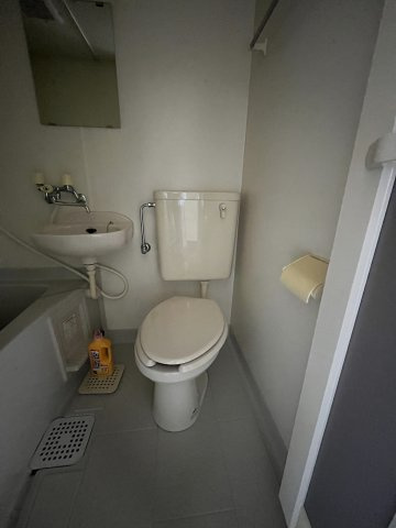 浴室内にトイレがあります！