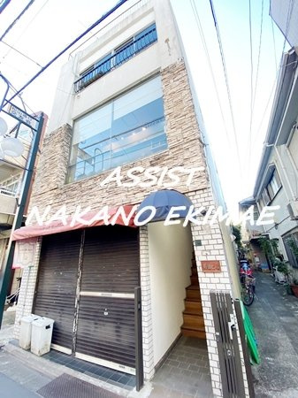 前田ビルのエントランス
