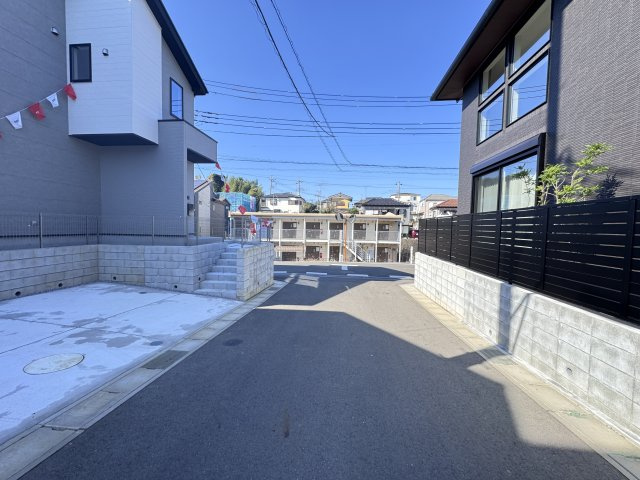 柏市柏新築戸建【高田小学校：7分】の前面道路含む現地写真|北側前面道路・幅員約5.4ｍ