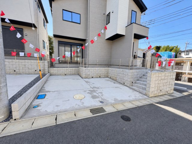 柏市柏新築戸建【高田小学校：7分】の前面道路含む現地写真|1号棟駐車スペース・並列2台駐車可