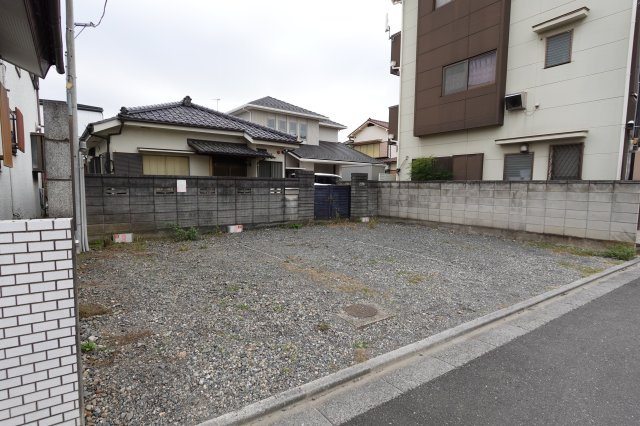 川越市郭町　3SDK+カースペース4台付き　平屋戸建貸家の駐車場