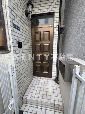 【玄関】 | 大森西5丁目戸建 | 建物の内部です